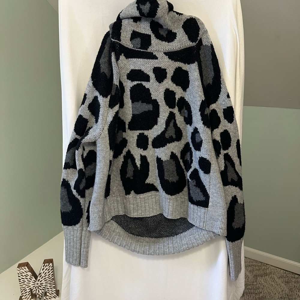 Neely Gray Cheetah turtleneck oversized sweater size Medium